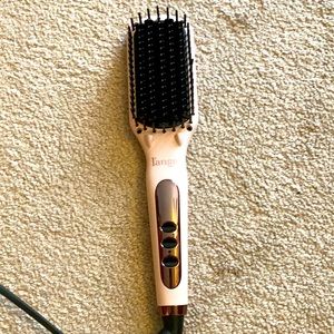 L’ange Hair brush straightener in the color blush rose
